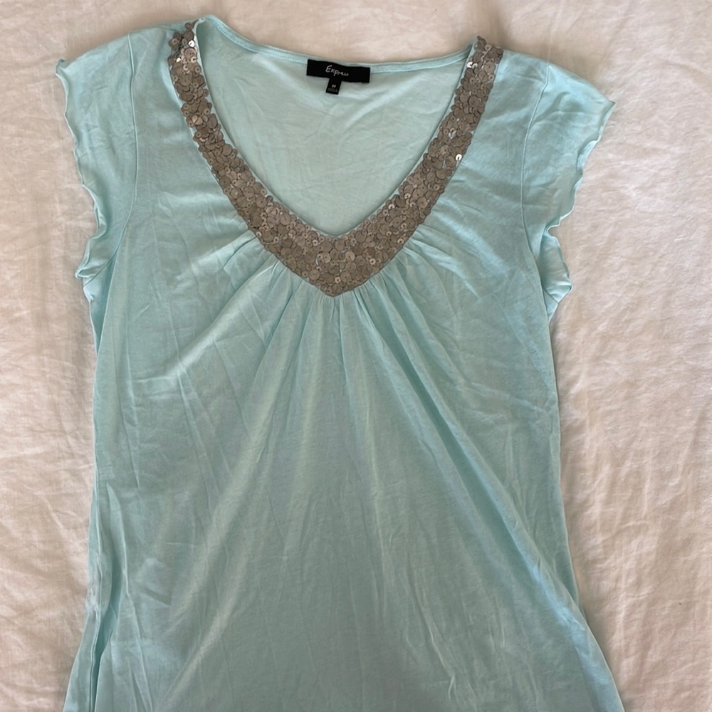 NWOT Express tee with detailed neckline Medium